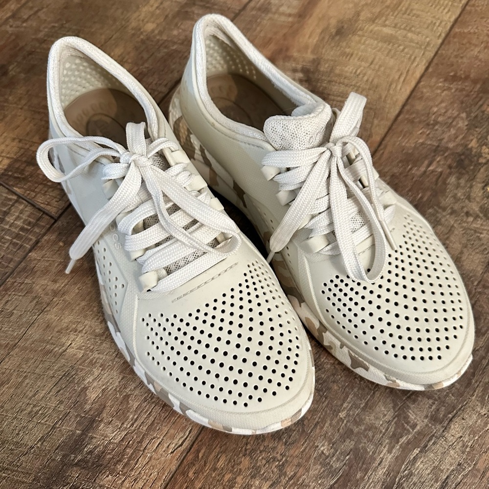 Crocs tennis shoes women’s sz 7